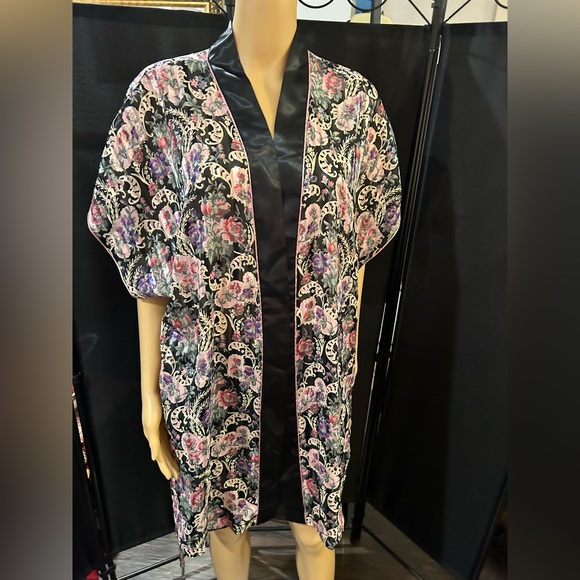 Val Mode satin robe with tie. Sz M - Picture 2 of 8